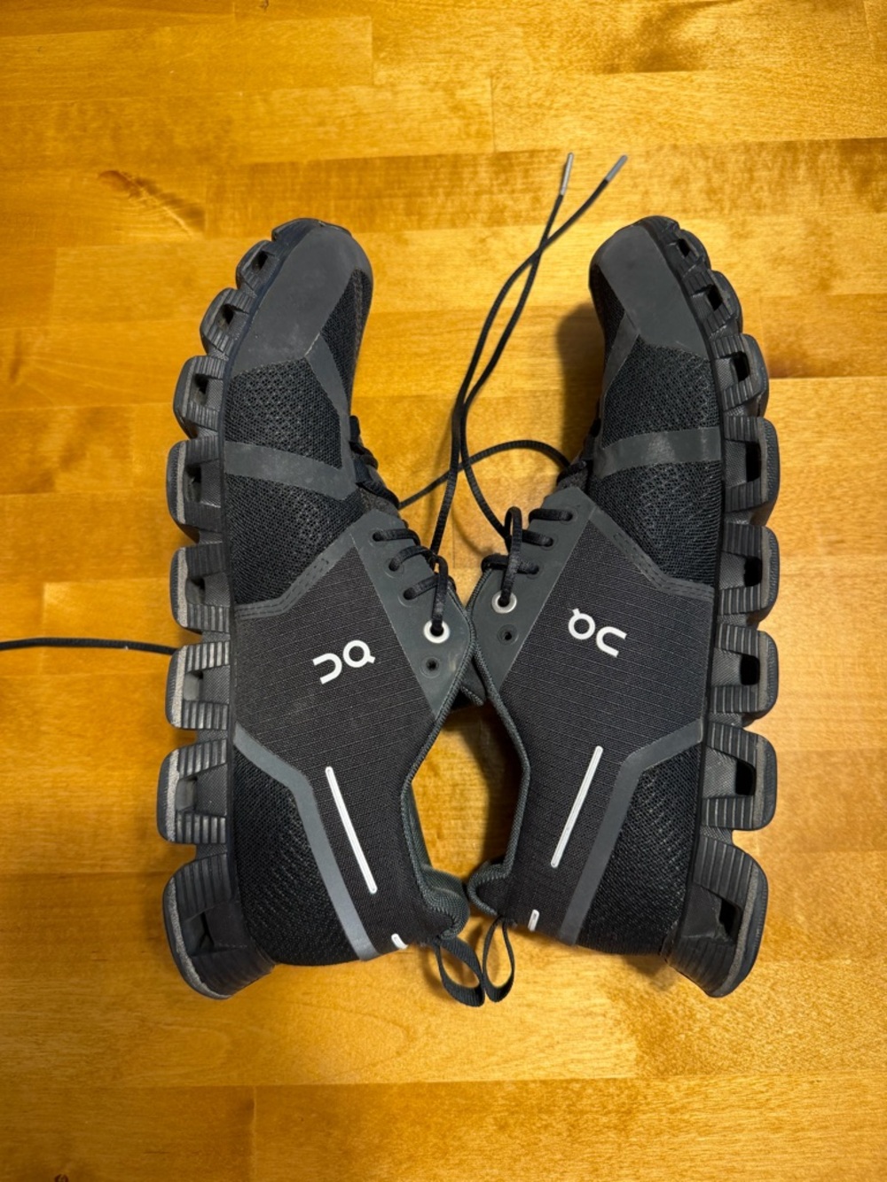 On Cloud women’s tennis shoes